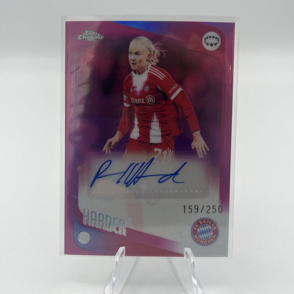 25/26 Topps Chrome UEFA - Pernille Harder - Pink Refractor Auto #/250 - Bayern