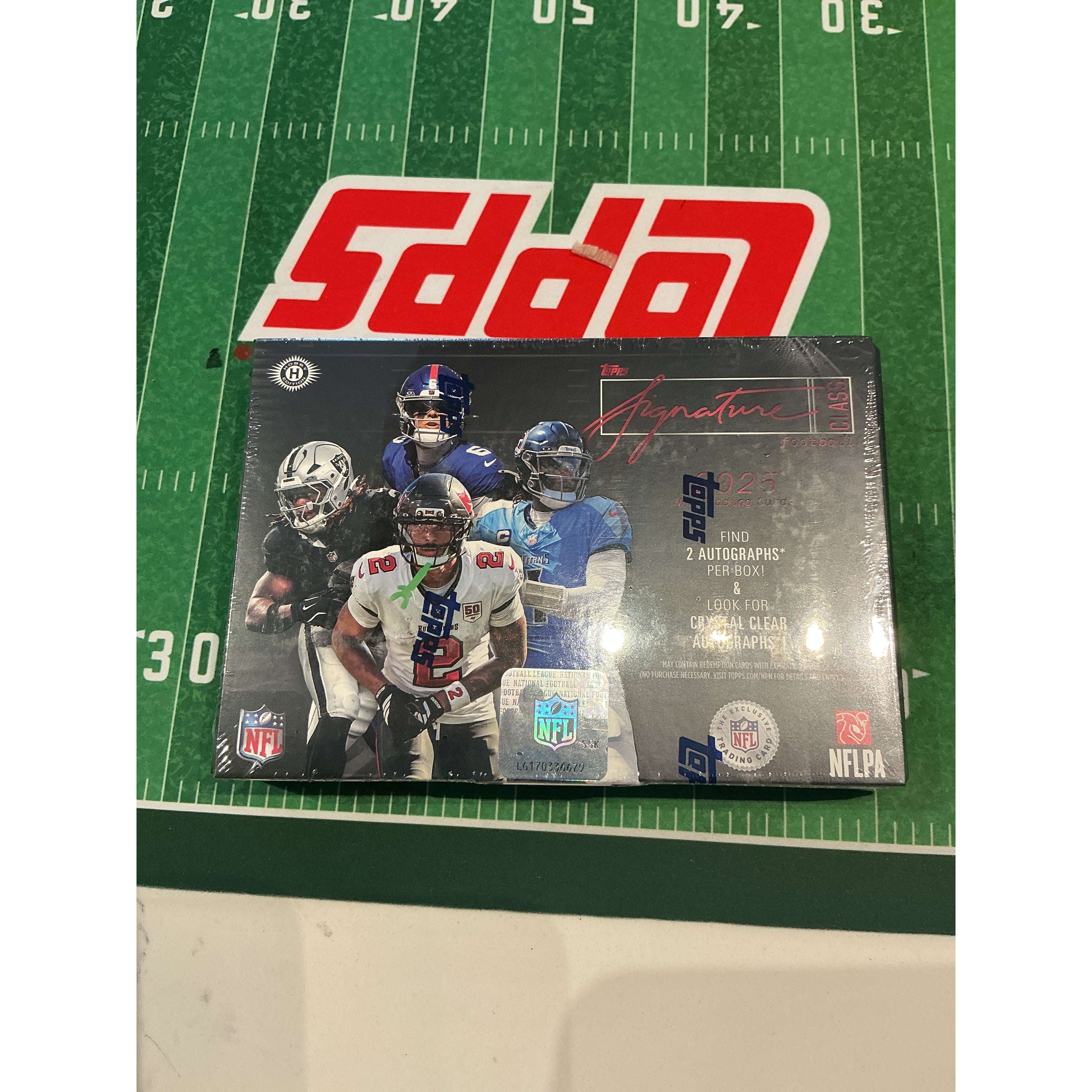 2025 TOPPS SIGNATURE CLASS FOOTBALL HOBBY BOX